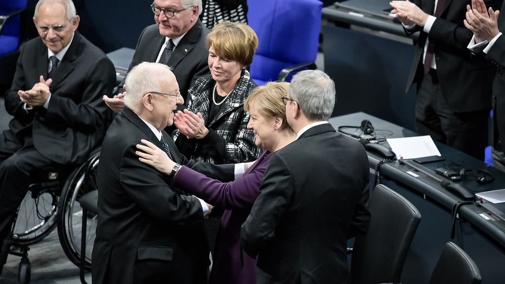 Bundeskanzlerin Angela Merkel umarmt Reuven Rivlin, Israels Präsident, im Bundestag.