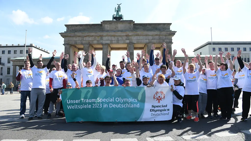 Sportler der Special Olympics vor dem Brandenburger Tor in Berlin