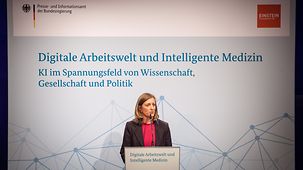 Ulrike Demmer, stellvertretende Sprecherin der Bundesregierung, spricht auf der KI-Veranstaltung zu "Digitale Arbeitswelt und Intelligente Medizin".