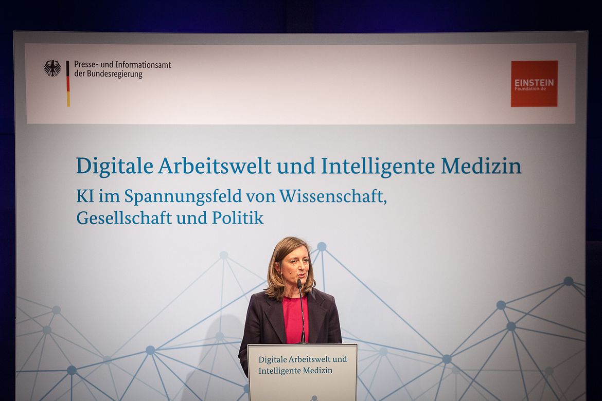 Ulrike Demmer, stellvertretende Sprecherin der Bundesregierung, spricht auf der KI-Veranstaltung zu "Digitale Arbeitswelt und Intelligente Medizin".