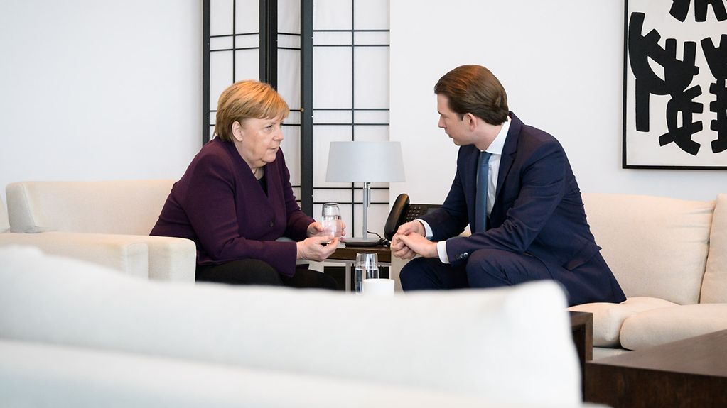 Bundeskanzlerin Angela Merkel im Gespräch mit Sebastian Kurz, Österreichs Bundeskanzler. 