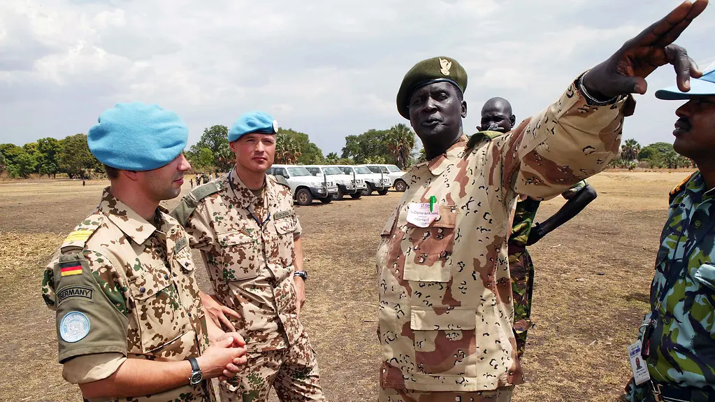 UN-Beobachter bei einer Einsatzbesprechung in Darfur: 