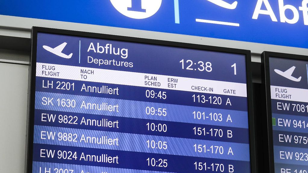 Anzeigetafel mit annullierten Flügen am Flughafen. 