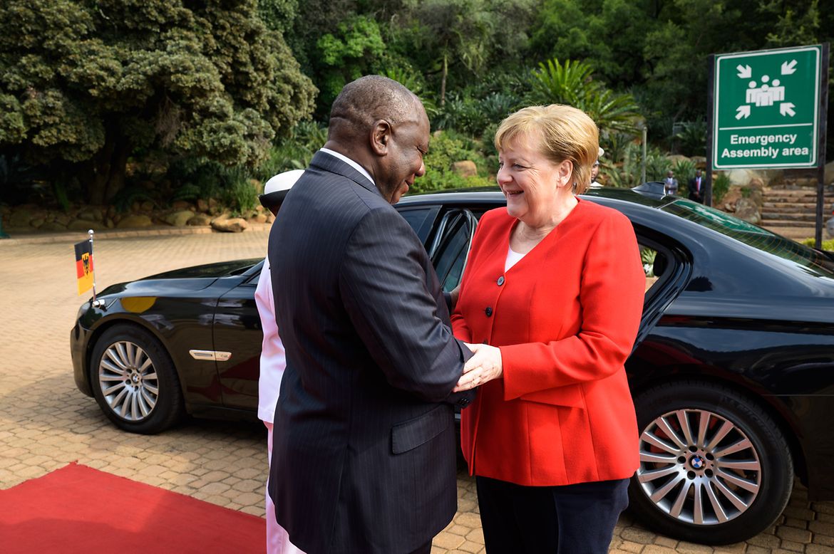 Bundeskanzlerin Angela Merkel bei der Begrüßung mit Cyril Ramaphosa, Südafrikas Präsident.