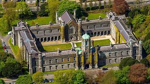 Foto zeigt die Universität in Galway 