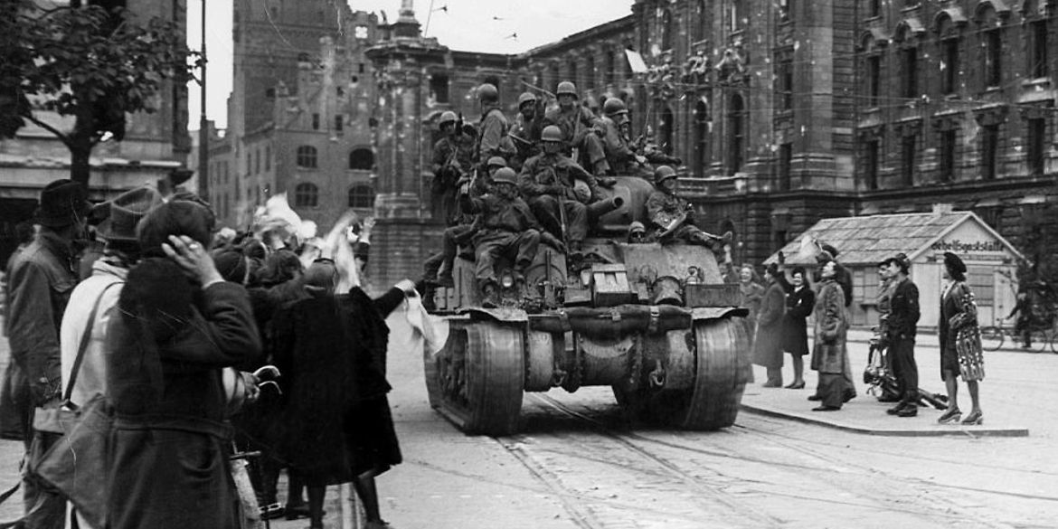 Zum Ende des Zweiten Weltkriegs begrüßen Einwohner in München die US-Armee.