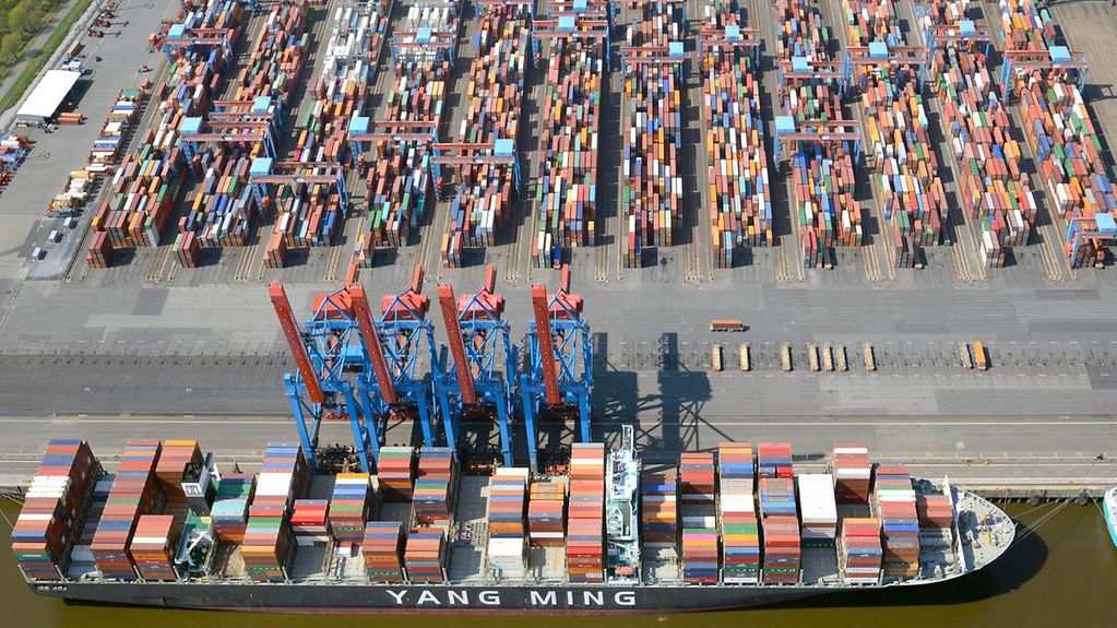 Eine Luftbildaufnahme vom Hamburger Containerhafen.