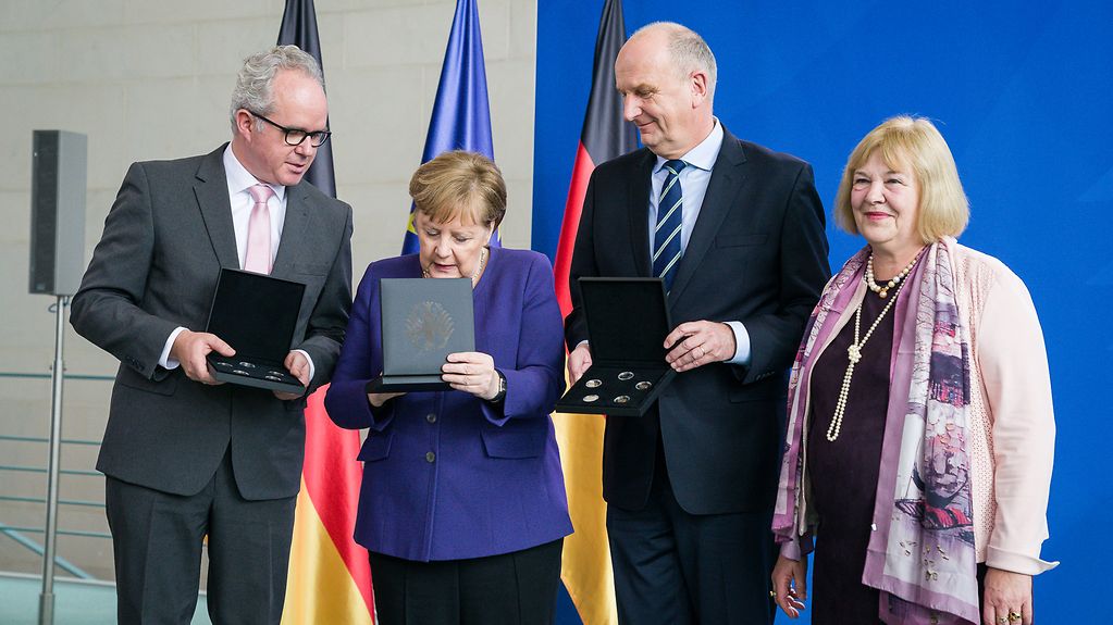 Bundeskanzlerin Angela Merkel bei der Präsentation der 2-Euro-Sondermünze 2020 „Brandenburg“.