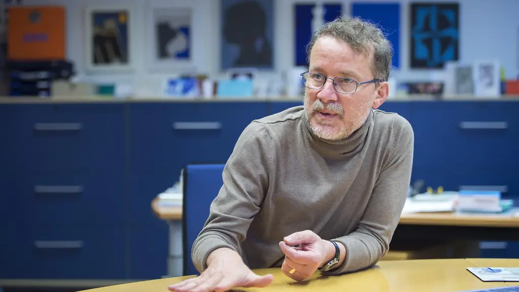 Axel Börsch-Supan bei einem Interview in seinem Büro