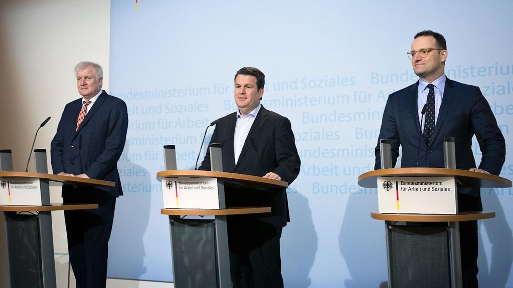 Die Bundesminister Seehofer, Heil und Spahn geben eine gemeinsame Pressekonferenz im Bundesarbeitsministerium.