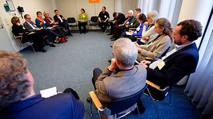 Teilnehmerinnen und Teilnehmer einer SDG-Dialogrunde bei der Regionalkonferenz zur Deutschen Nachhaltigkeitsstrategie, im Gustav-Stresemann-Institut.