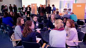 Teilnehmerinnen und Teilnehmer einer SDG-Dialogrunde bei der Regionalkonferenz zur Deutschen Nachhaltigkeitsstrategie, im Gustav-Stresemann-Institut.