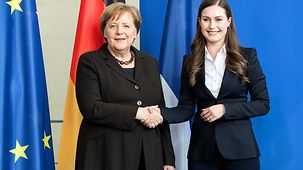 Vor der Hauptstadtpresse bedankt sich Merkel bei Marin für ihren Besuch und für ein "intensives, gutes, aber vor allen Dingen freundschaftliches Gespräch".