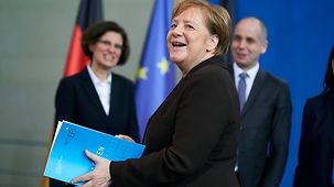 Bundeskanzlerin Angela Merkel nimmt das Gutachten der Expertenkommission "Forschung und Innovation" im Bundeskanzleramt entgegen. 