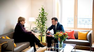 Am Rande der Sondertagung telefonieren die Bundeskanzlerin und der französische Staatspräsident Emmanuel Macron mit dem russischen Präsidenten Putin. Sie fordern ein Ende der Kampfhandlungen im syrischen Idlib und ungehinderten humanitären Zugang.