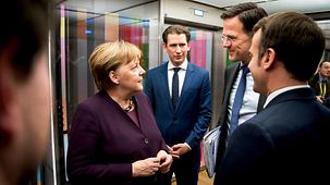 Bundeskanzlerin Merkel spricht mit dem niederländischen Ministerpräsidenten Rutte und Frankreichs Präsident Macron. Im Hintergrund steht der österreichische Kanzler Kurz.