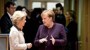 Bundeskanzlerin Merkel im Gespräch mit EU-Kommissionspräsidentin Ursula von der Leyen am Rande des Treffens