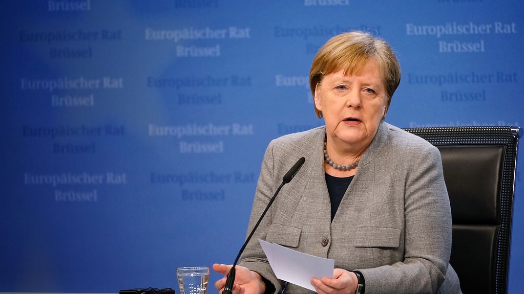La chancelière allemande devant un mur bleu face au microphone pendant une conférence de presse