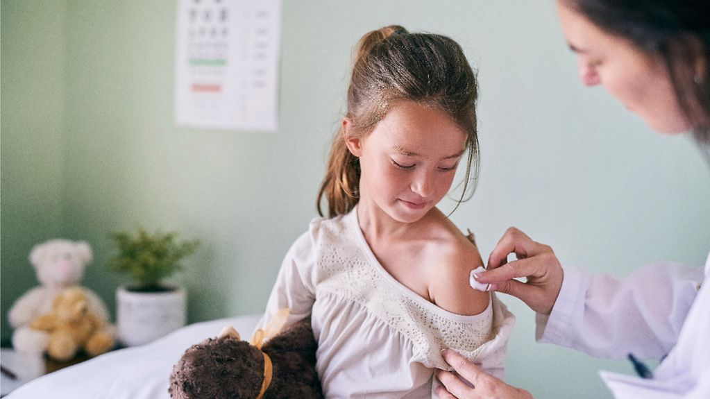 Kind bei Kinderärztin nach einer Impfung.