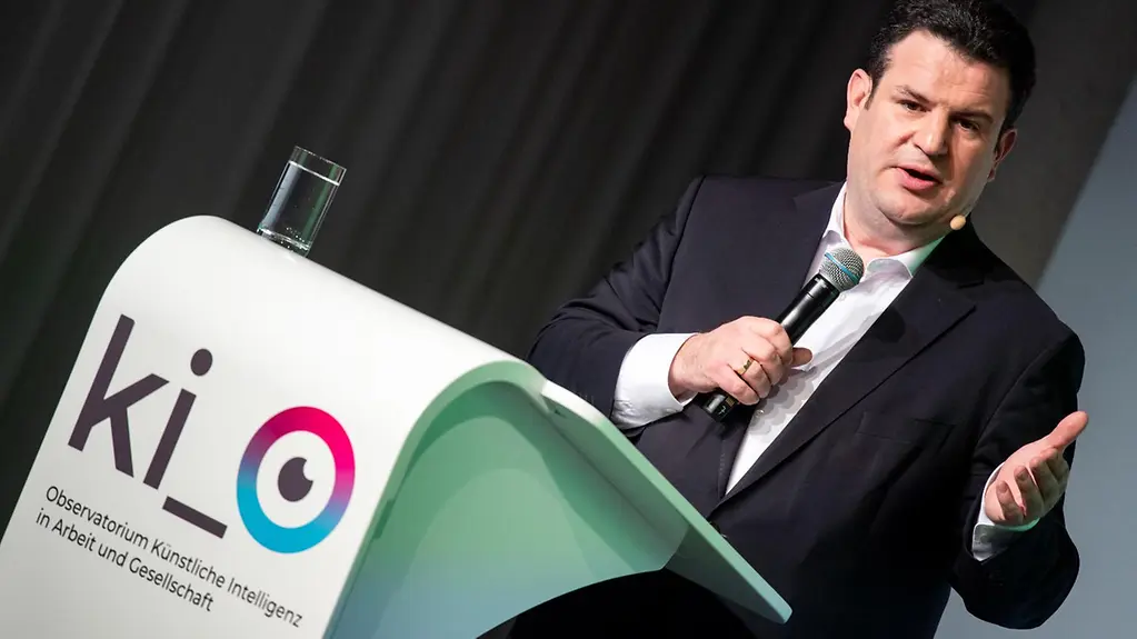 Bundesarbeitsminister Hubertus Heil hält eine Rede