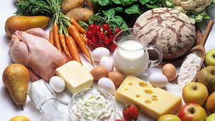 Lebensmittel, darunter Obst Gemüse, Geflügel, Brot, Milch, Eier, Käse