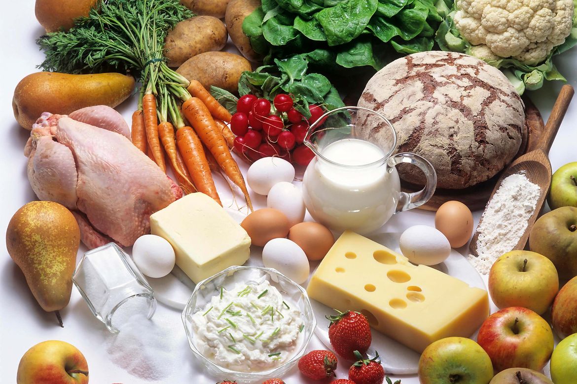 Lebensmittel, darunter Obst Gemüse, Geflügel, Brot, Milch, Eier, Käse