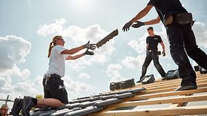 Gerschler bei der Arbeit auf dem Dach mit ihren Kollegen.