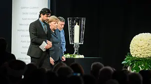 Chancellor Angela Merkel with the Saraçoğlu family at the memorial service for the victims of the attacks in Hanau 