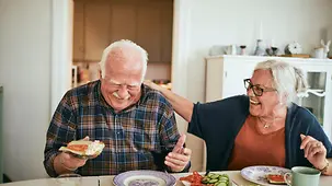 Senioren essen am Tisch