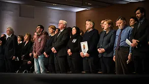 La chancelière fédérale Angela Merkel et d’autres invités lors de la cérémonie d’hommage aux victimes de l’attentat d’Hanau