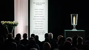 Les noms des victimes sont affichés sur l’estrade lors de la cérémonie d’hommage aux victimes de l’attentat d’Hanau