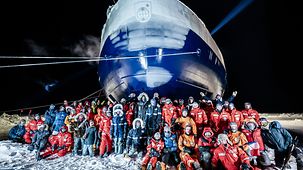 Gruppenfoto des MOSAiC-Teams in der Arktis