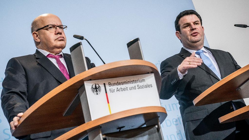 Le ministre fédéral de l’Économie Peter Altmaier et le ministre fédéral du Travail Hubertus Heil lors d’une conférence de presse
