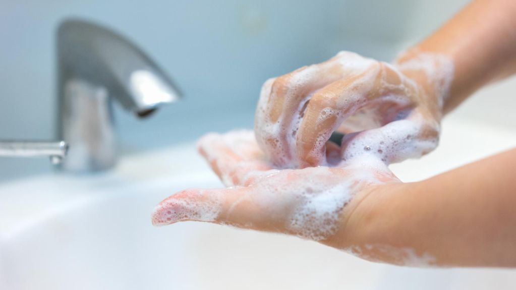 Foto zeigt eine Frau beim Händewaschen