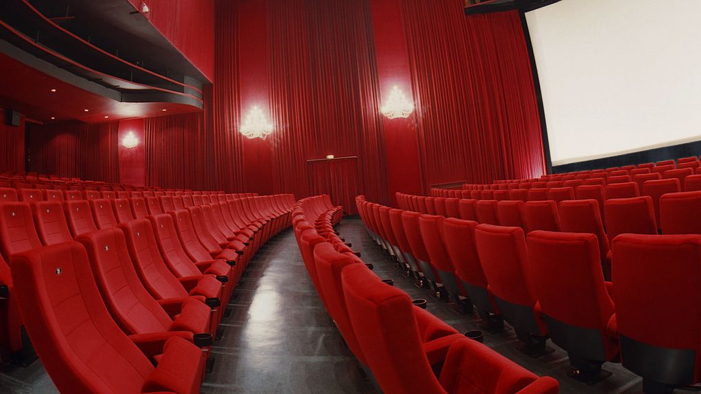 Kinosaal mit leeren Sitzen