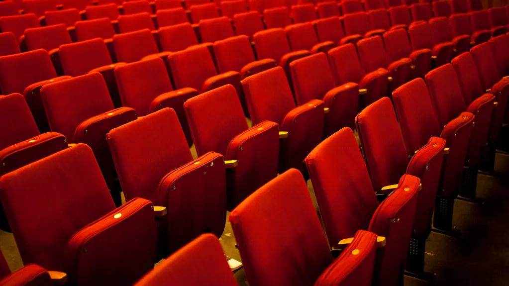 Leere Stuhlreihen in einem Theater