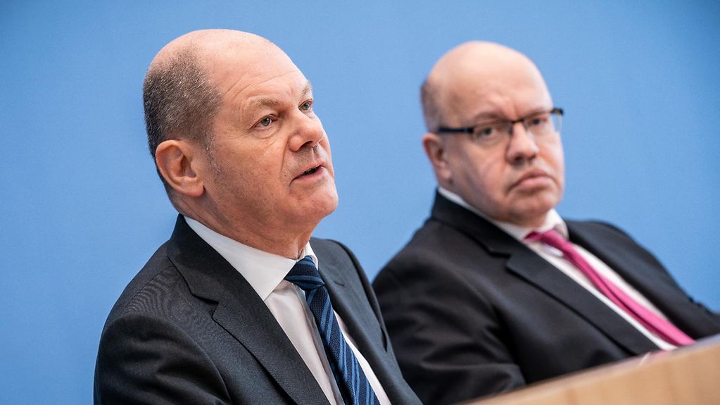 Das Bild zeigt Olaf Scholz und Peter Altmaier in der Bundespressekonferenz