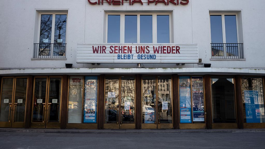 Blick auf die Front des Cinema Paris in Berlin.