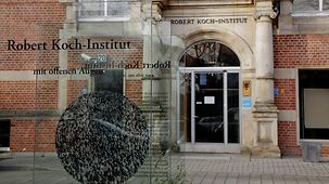 Außenansicht des Robert Koch-Instituts, einem roten Klinkerbau. 