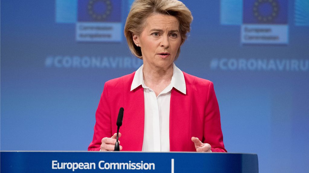 EU-Komissionspräsidentin Ursula von der Leyen steht bei einer Pressekonferenz vor einem Rednerpult.