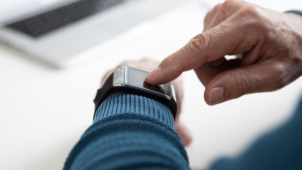 Das Bild zeigt eine Smartwatch am Handgelenk einer Person.