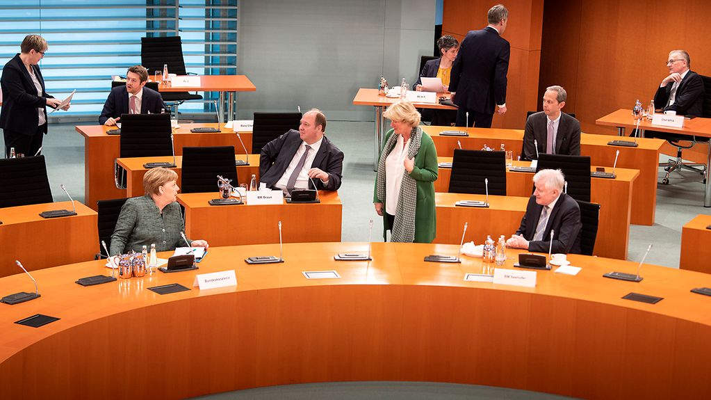Bundeskanzlerin Angela Merkel und ihre Kabinettkollegen kommen zur Sitzung im Internationalen Konferenzsaal in Bundeskanzleramt zusammen.