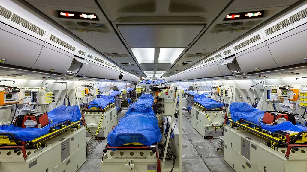 Der Airbus A-310 MedEvac wird in Köln/Bonn für den Transport von Corona-Patienten aus Italien vorbereitet.
