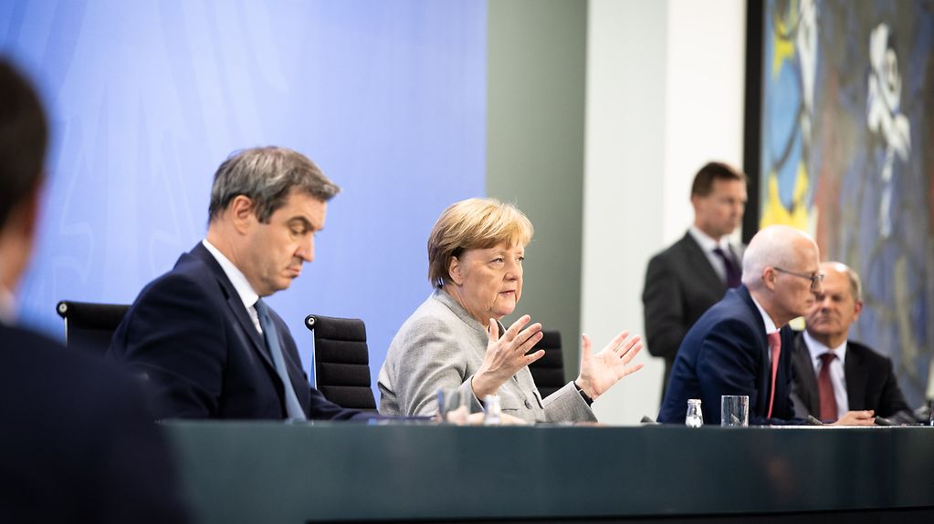 La chancelière fédérale Angela Merkel, le ministre-président Markus Söder, le maire Peter Tschentscher et le ministre fédéral des Finances Olaf Scholz lors de la conférence de presse portant sur l’accord entre la Fédération et les Länder