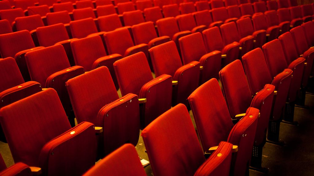 .Stuhlreihen in einem Theater.