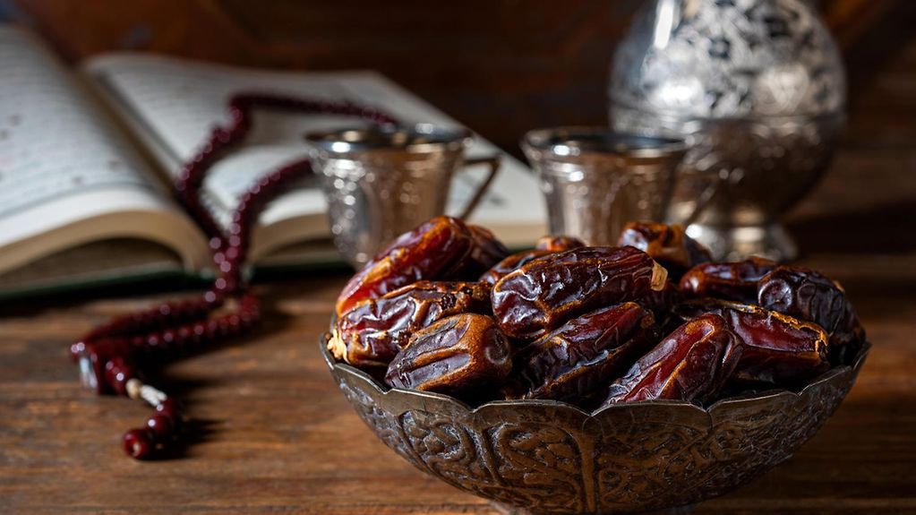 الكثير من المسلمين يبدؤون وجبة الإفطار في شهر رمضان بتناول التمر