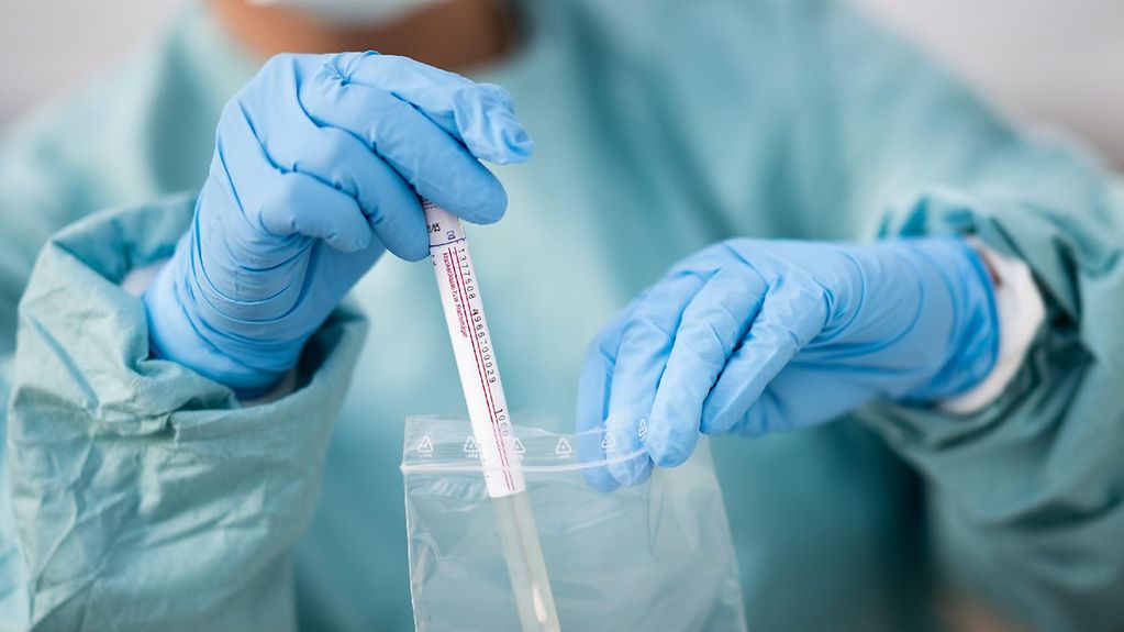Ärztin Antje Klein verpackt an einer Drive-in-Teststation einen Abstrich von einem möglicherweise Infizierten in eine Plastiktüte. Menschen mit Covid-19 Verdacht können sich hier nach Voranmeldung testen lassen. 
