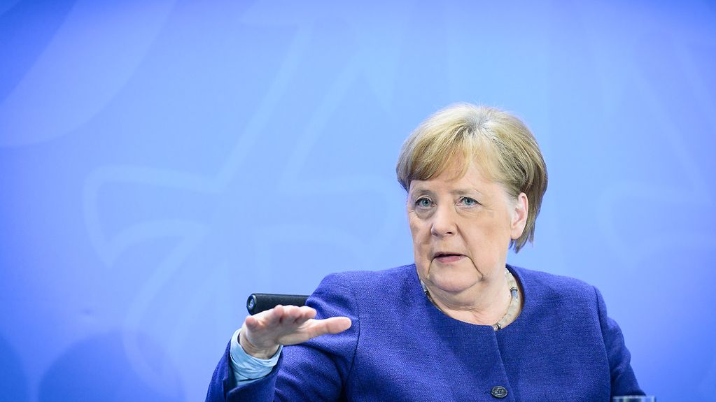 Das Bild zeigt Kanzlerin Merkel im Kanzleramt