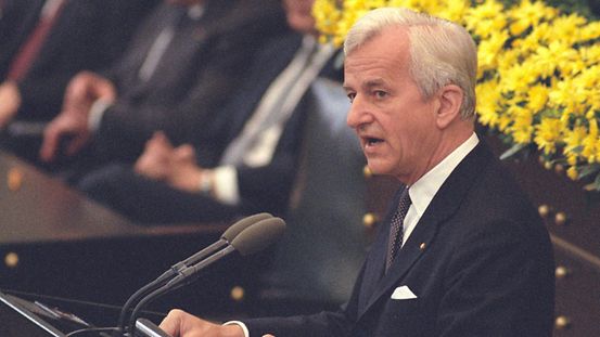 Der damalige Bundespräsident Richard von Weizsäcker hält am 8. Mai 1985 eine Rede zum 40. Jahrestag des Endes des Zweiten Weltkrieges.