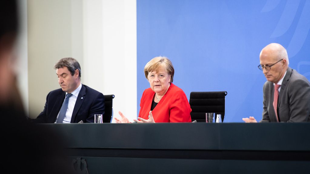 La chancelière fédérale Angela Merkel s’exprime lors d’une conférence de presse à l’issue d’une réunion entre la Fédération et les Länder